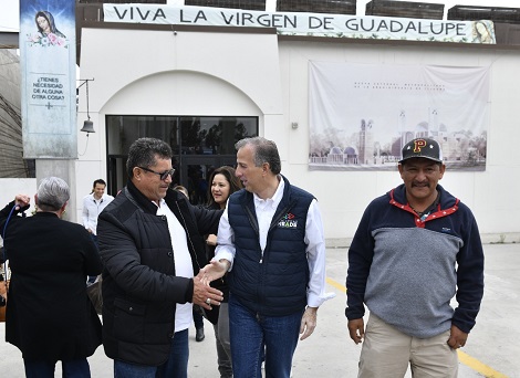 Tras la misa, el candidato del PRI saludó a feligreses.