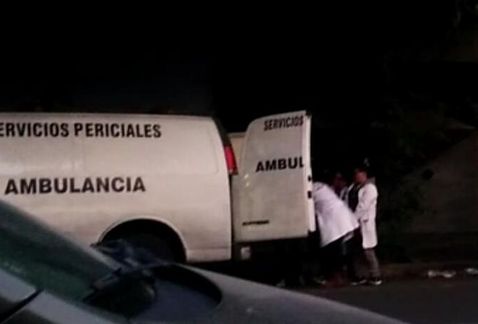 La víctima fue lesionada con un cuchillo en la cadera por otro hombre, quién escapó.