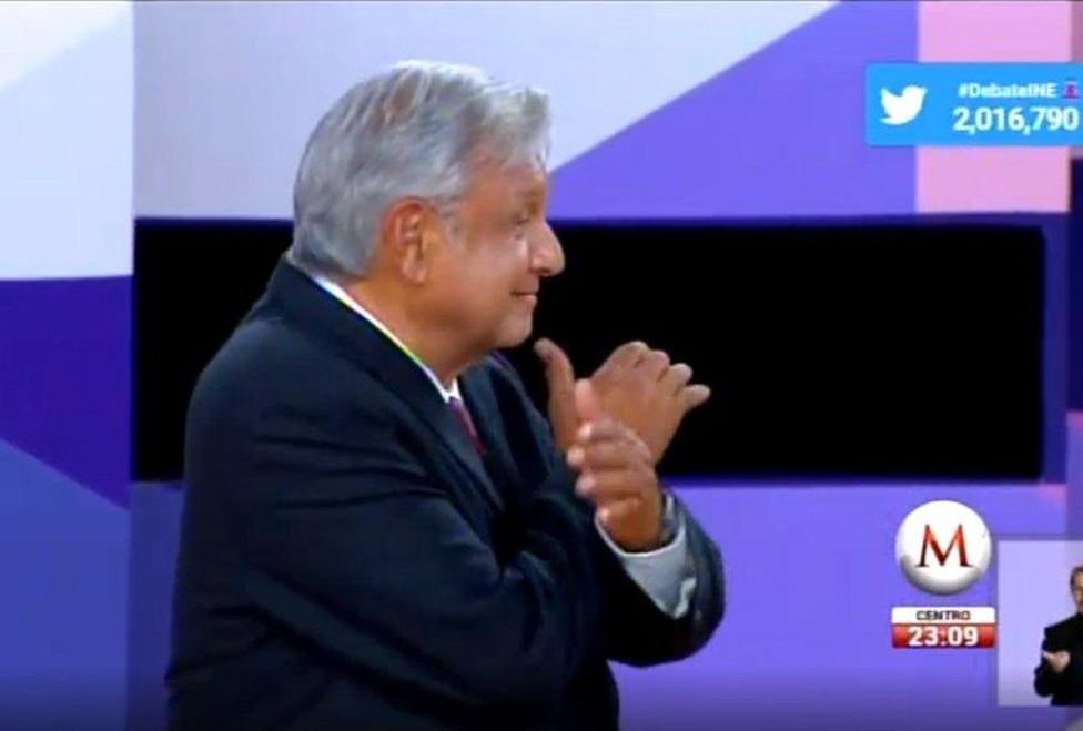 Andrés Manuel López Obrador 'abrazó' a sus contrincantes, luego de que 'El Bronco' se lo pidió.
