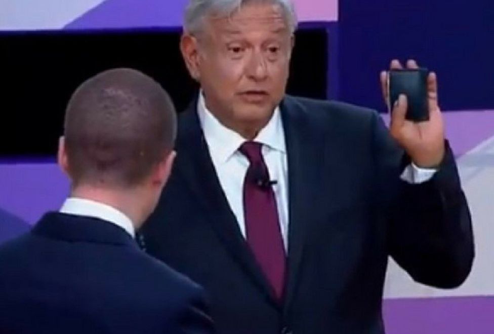 andrés Manuel López Obrador escondió su cartera cuando se le acercó Ricardo Anaya.