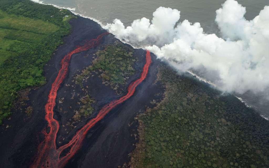 Las autoridades en Hawái han advertido de un peligroso fenómeno vinculado con la llegada a las aguas del océano Pacífico de la lava.