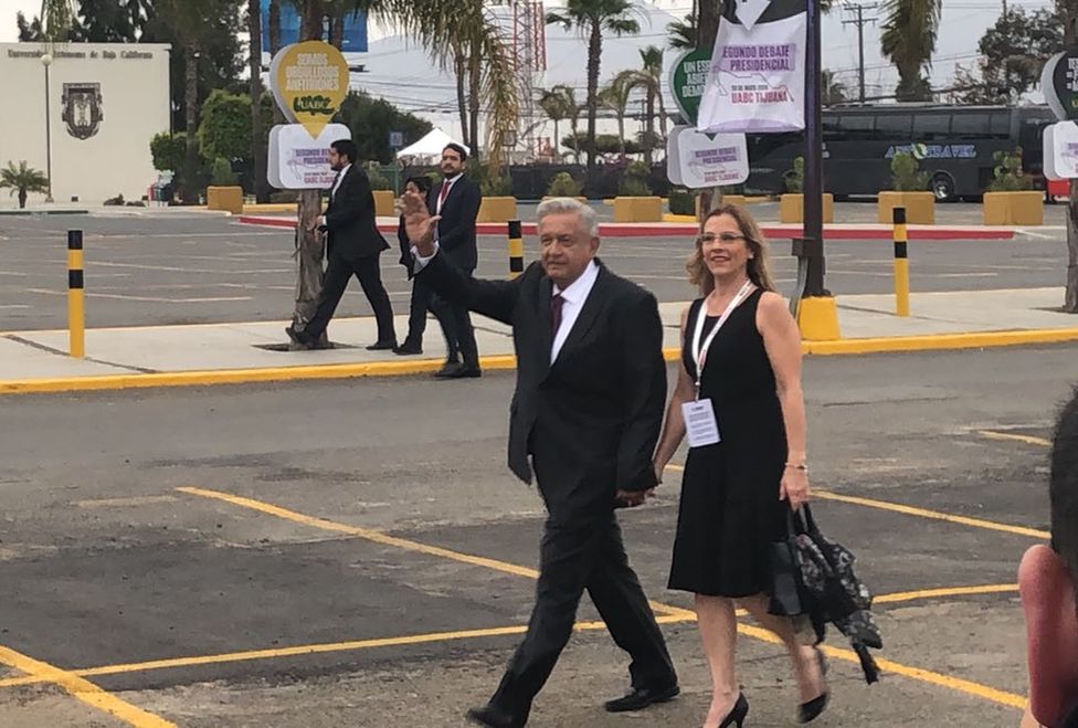 El candidato de la coalición 'Juntos Haremos Historia', Andrés Manuel López Obrador, llegó acompañado de su esposa Beatriz Gutiérrez Muller. (Javier R
