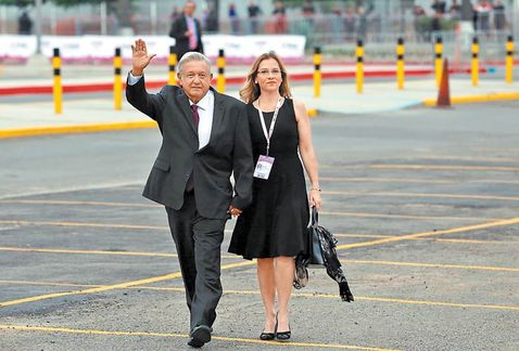 El candidato presidencial de la coalición Juntos Haremos Historia y su esposa, Beatriz Gutiérrez Müller. (Jorge Carballo)