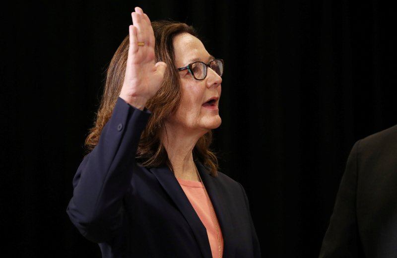 La nueva directora de la CIA, Gina Haspel, durante el juramento al cargo.