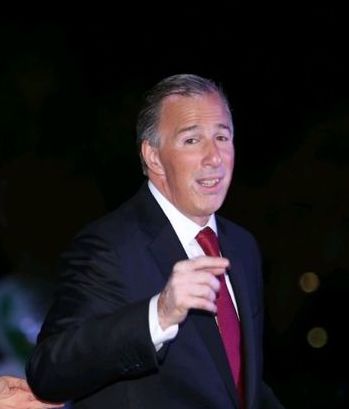 José Antonio Meade salió de la UABC acompañada de su esposa, Juana Cuevas.