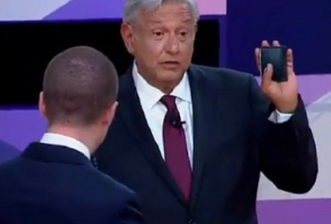 López Obrador "escondió" su cartera cuando Ricardo Anaya se acercó a él.