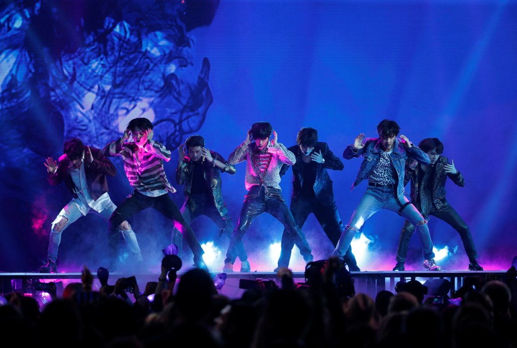 (Reuters) BTS interpretó "Fake Love".