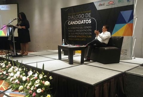 Ricardo Sheffield en foro de constructores. (Foto Laura Villafaña )