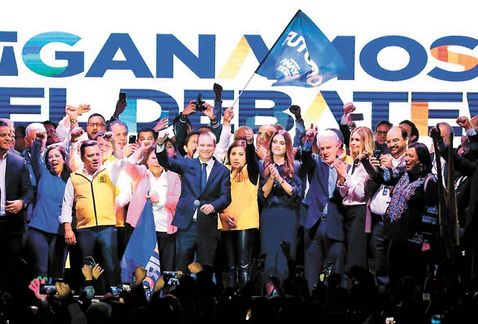 Al término del debate asistió a un festejo, donde fue recibido al grito de “¡Anaya Presidente!”, arropado por liderazgos de PAN, PRD y MC. (Nelly Sala
