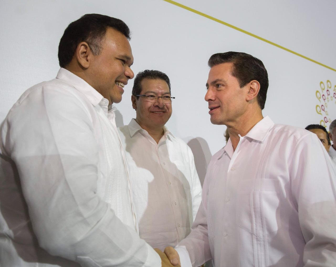 En el acto efectuado en el Centro de Convenciones de Tabasco 2000, Zapata Bello recibió de manos de Peña Nieto un reconocimiento por su contribución.
