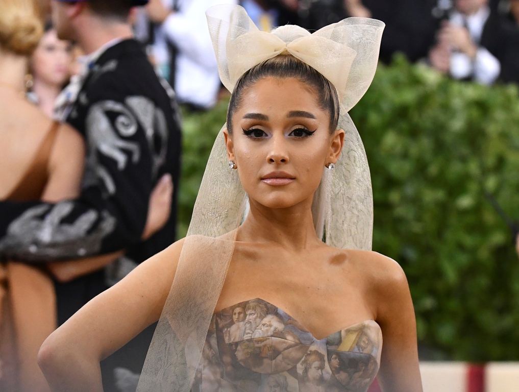 (Ap) Ariana Grande.
