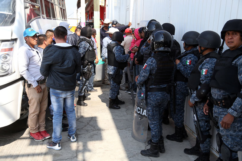 Alrededor de cien personas llegaron a las oficinas de la dependencia estatal. (Jorge Sánchez)