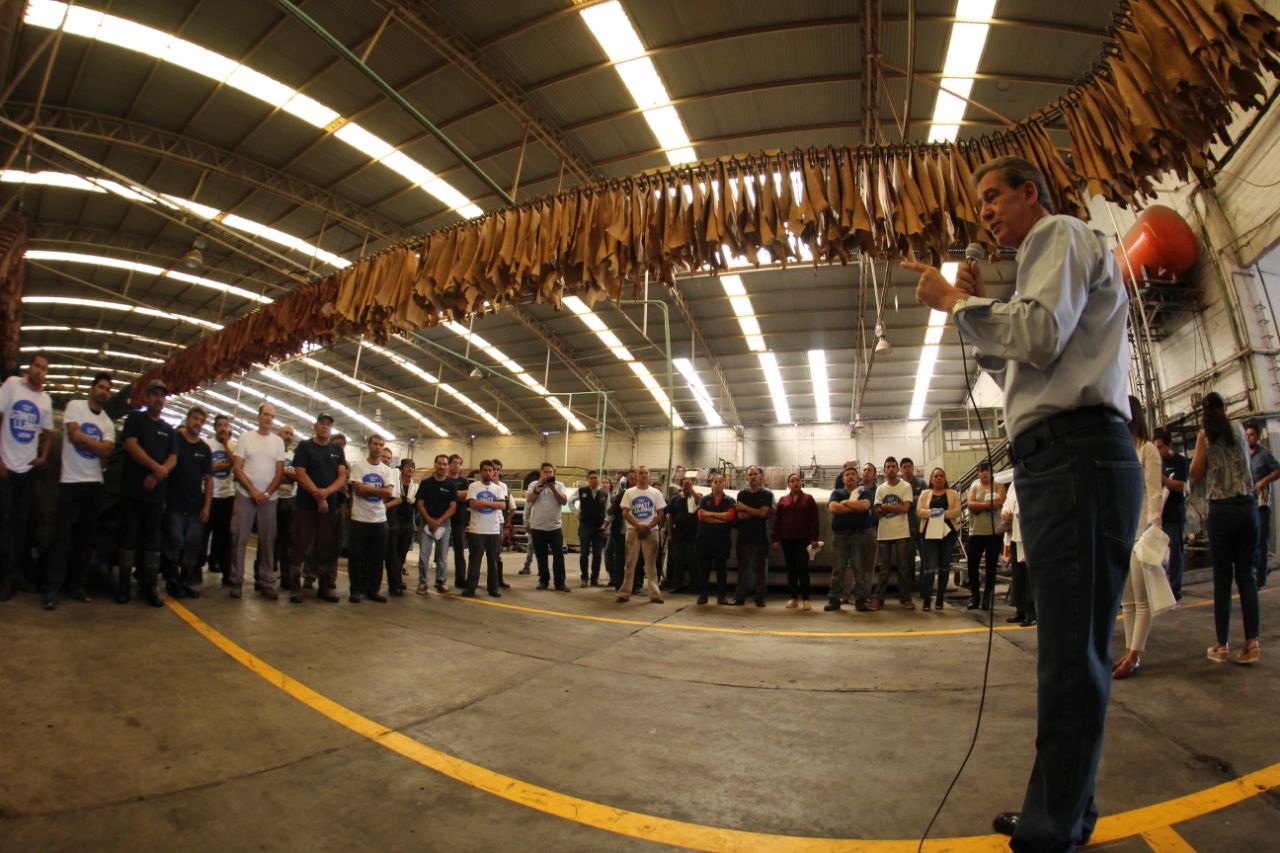 Héctor López Santillana apoya a trabajadores curtidores. (Foto Dany Béjar )