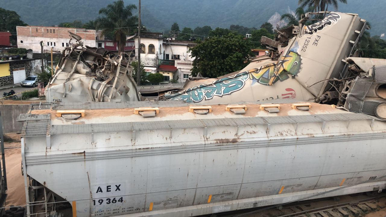 Imagen de la volcadura de un tren en Orizaba. (Isabel Zamudio)