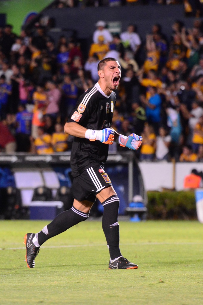 Nahuel Guzmán en festejo de gol (Imago7)