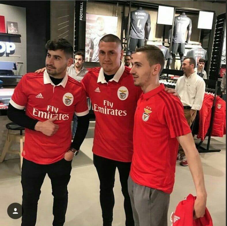 Nicolás Castillo ya posa con los colores del Benfica (Especial)