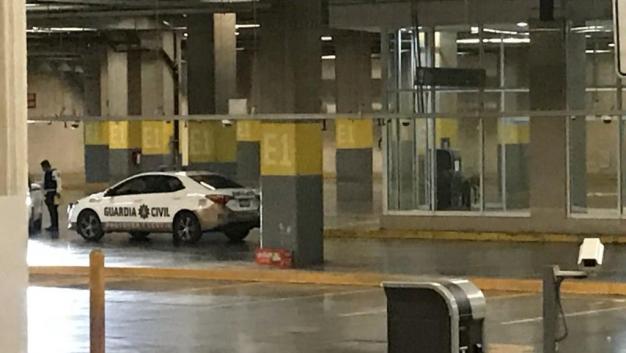 También dañaron un cristal en el estacionamiento. (Yadith Valdez)