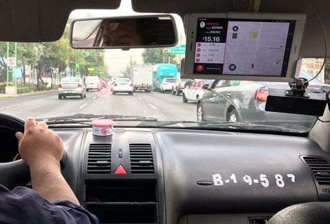 Los taxímetros tendrán geolocalizador, botón de pánico conectado al C5 y una app para visualizar la ruta en tiempo real. (Twitter)