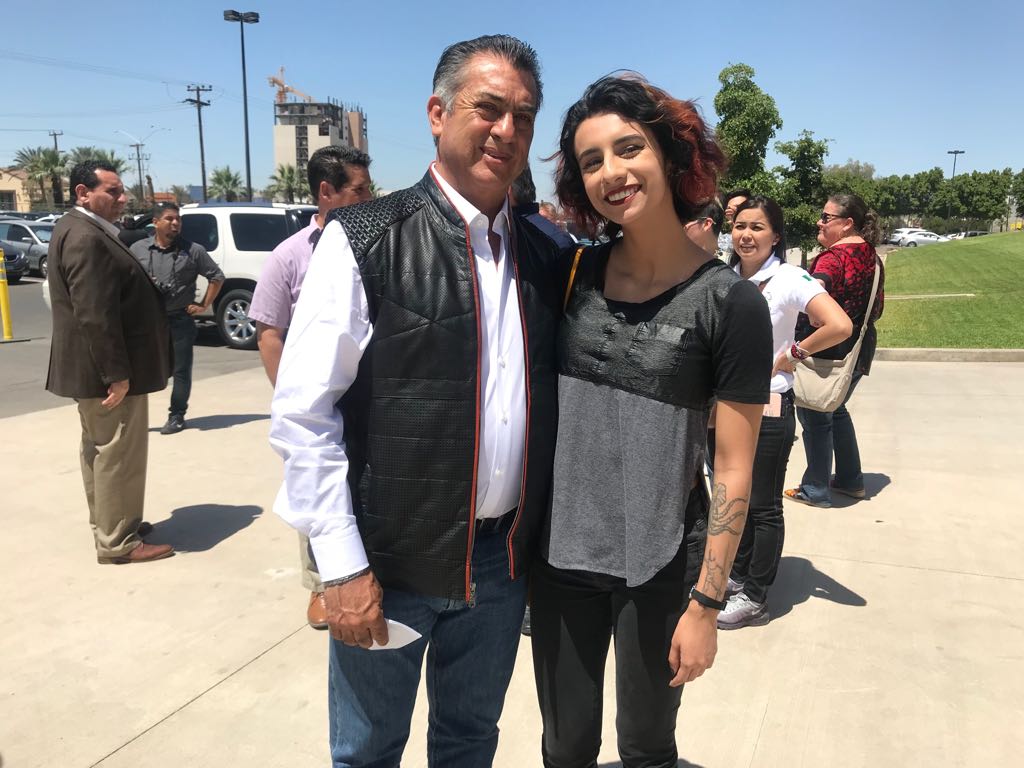 Al término de su charla con estudiantes del Cetys , El Bronco se encontró con la YouTuber Mars Aguirre, originaria de Mexicali Baja California/Nelly S