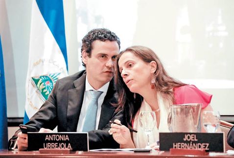 El titular de la comisión, Paolo Abrao, y la relatora Antonia Urrejola. (Oswaldo Rivas/ Reuters)