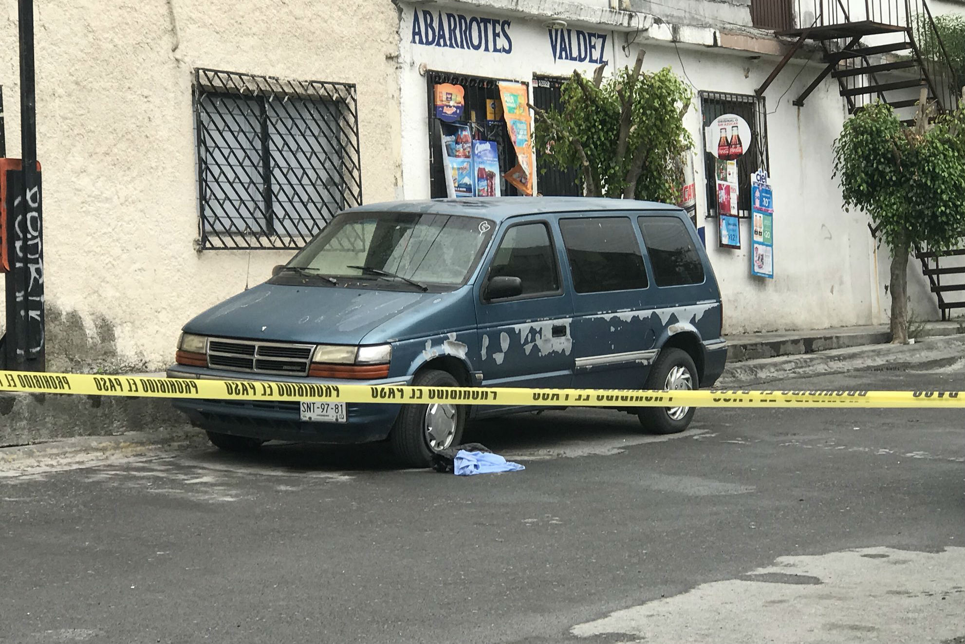 El vehículo que usaron para robar la tienda en Valle Oriente. (Foto: Yadith Valdez)