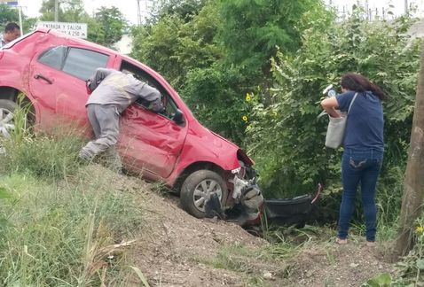 Volcadura en carretera Tampico-Mante (Sandra Sosa)