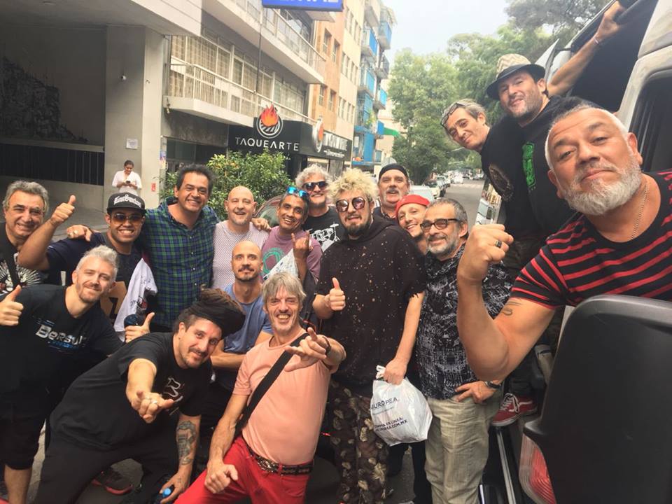 Los Auténticos Decadentes están de manteles largos celebrando sus tres décadas de carrera musical y por primera vez ofrecerán un concierto acústico de