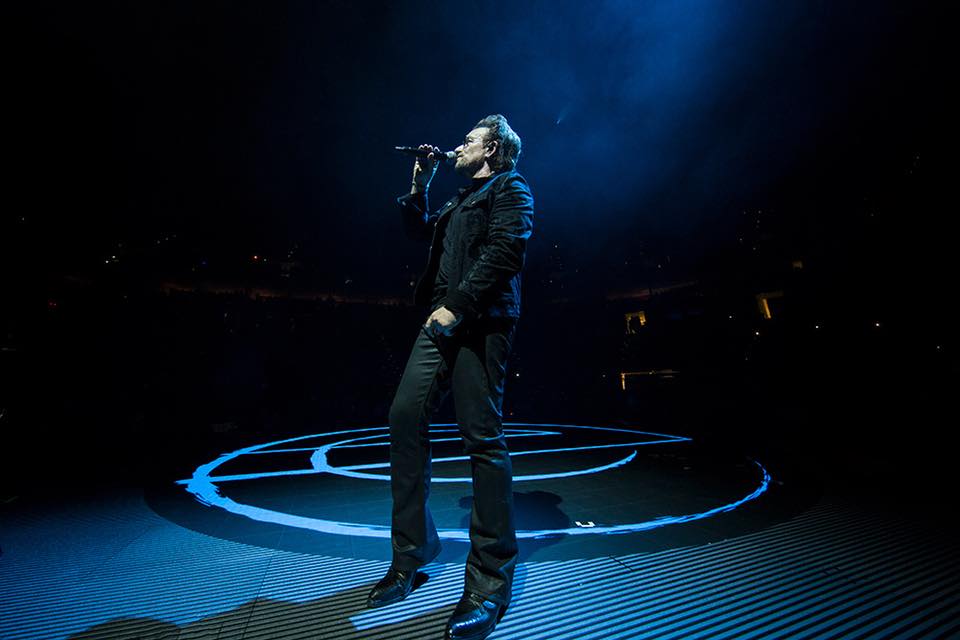 La banda se encontraba comenzando su concierto cuando, al bajar por una pasarela, Bono cayó de espalda.