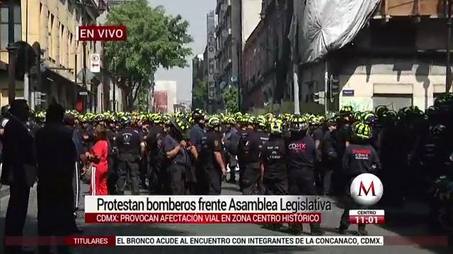 Bomberos protestan en la Asamblea Legislativa