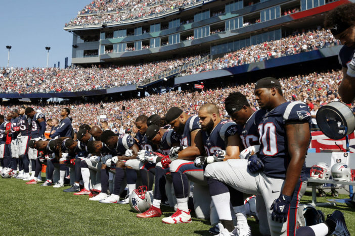 Equipos de NFL serán multados si sus jugadores se arrodillan durante el himno (EFE)
