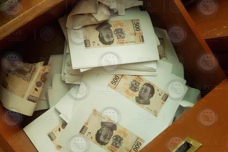 En el inmueble había papel moneda con impresiones de billetes de 100, 200, 500 y mil pesos.