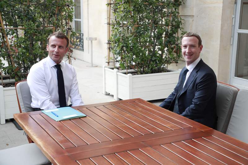 Macron se reunió con Zuckerberg y otros líderes de empresas tecnológicas para hablar sobre desigualdades sociales. (AFP)