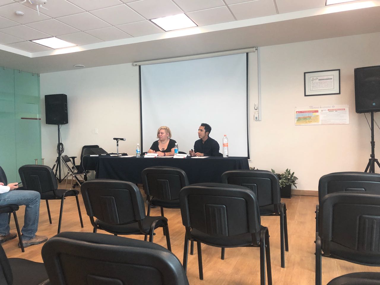 Rueda de prensa con población LGBTTTI.