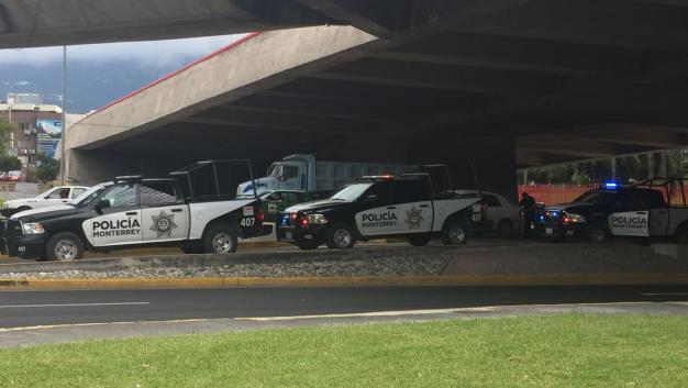 Los uniformados lograron detener a dos presuntos ladrones  que iban a bordo de una camioneta tipo Windstar(Marcela Perales).