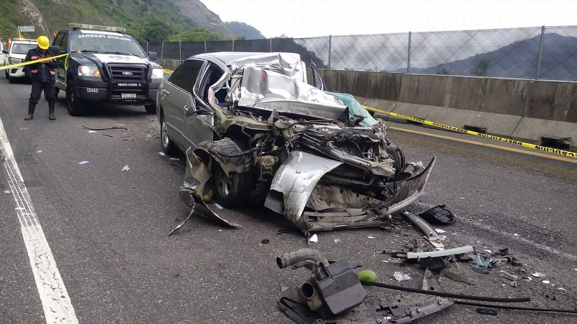 El vehículo en donde se transportaban los dos masculinos quedó completamente destrozado al impactar con un tráiler. (Leticia Ánimas).