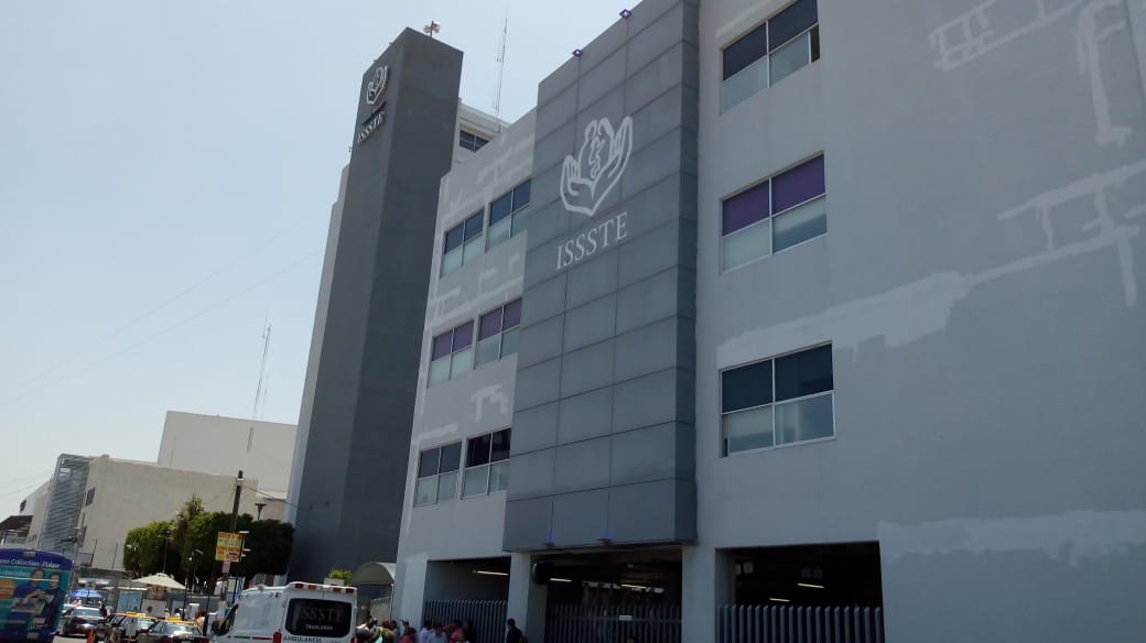 El elevador reportó fallas hace un mes, por lo que se sometió a una evaluación técnica, sin embargo esta mañana se quedó atorado . (Jesús Zavala)