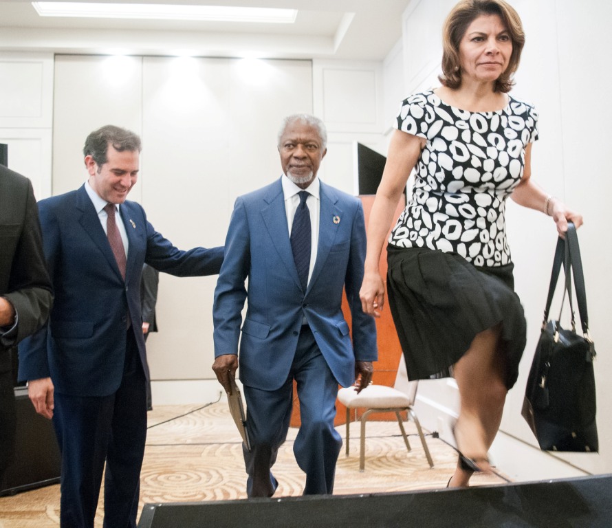 Laura Chinchilla, Kofi Annan y Lorenzo Córdova durante la presentación del reporte final de la Conferencia “Integridad Electoral en América Latina/Cua