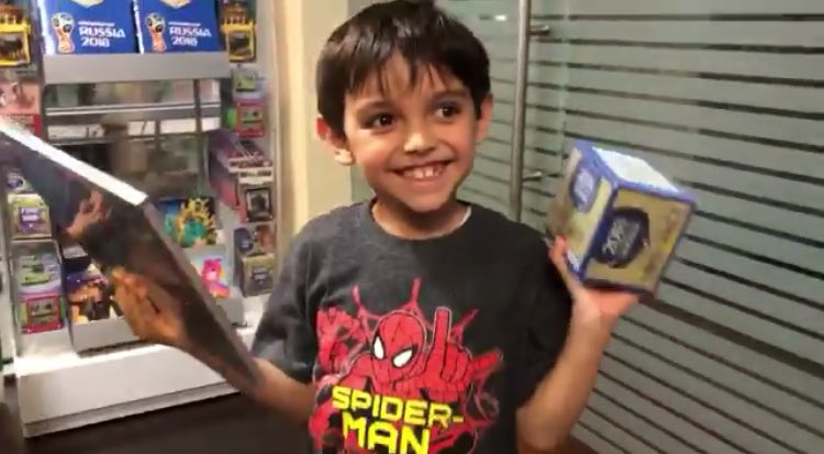 El pequeño Sebastián no pudo ocultar la felicidad tras recuperar su álbum Panini.