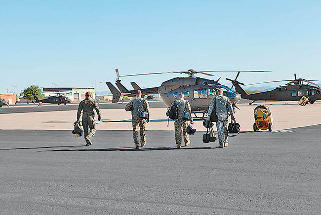 La tripulación de un helicóptero de la Guardia Nacional participó en el operativo realizado el pasado día 17. (EFE)