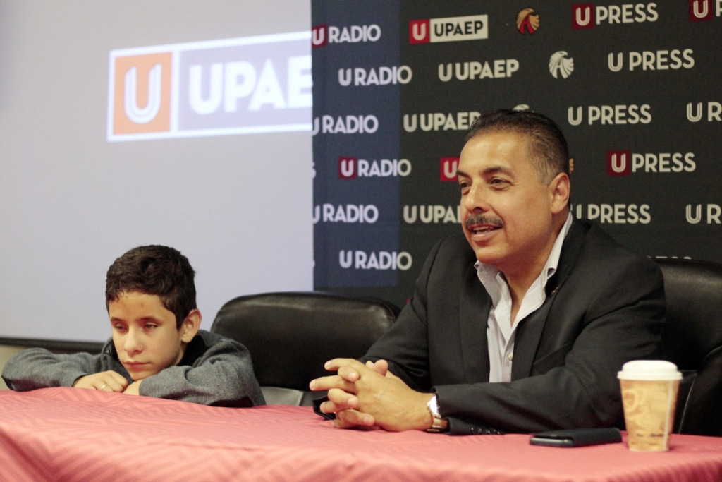 El astronauta José Hernández se reúne con el Niño José de Jesús Martín Navarro; ganador del concurso estatal de matemáticas 2017 en Guadalajara. (Agen
