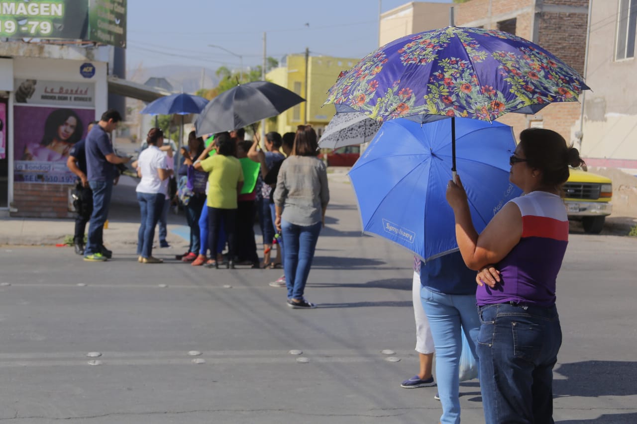 Bloqueo por falta de agua en la colonia La Merced II de Torreón. (Saúl González)