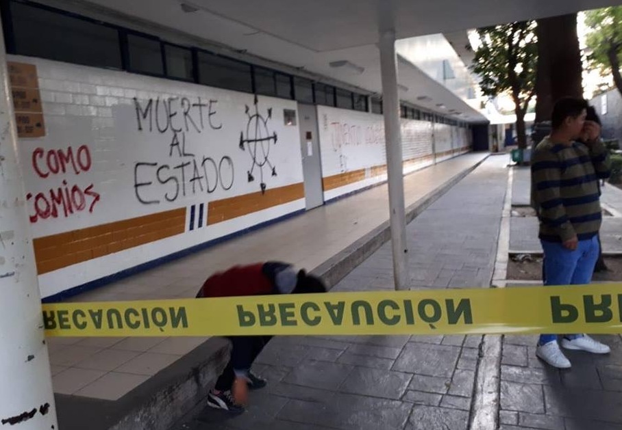 Los daños a las instalaciones impidieron que los alumnos tomaran clase dentro de los salones. (César Velázquez)