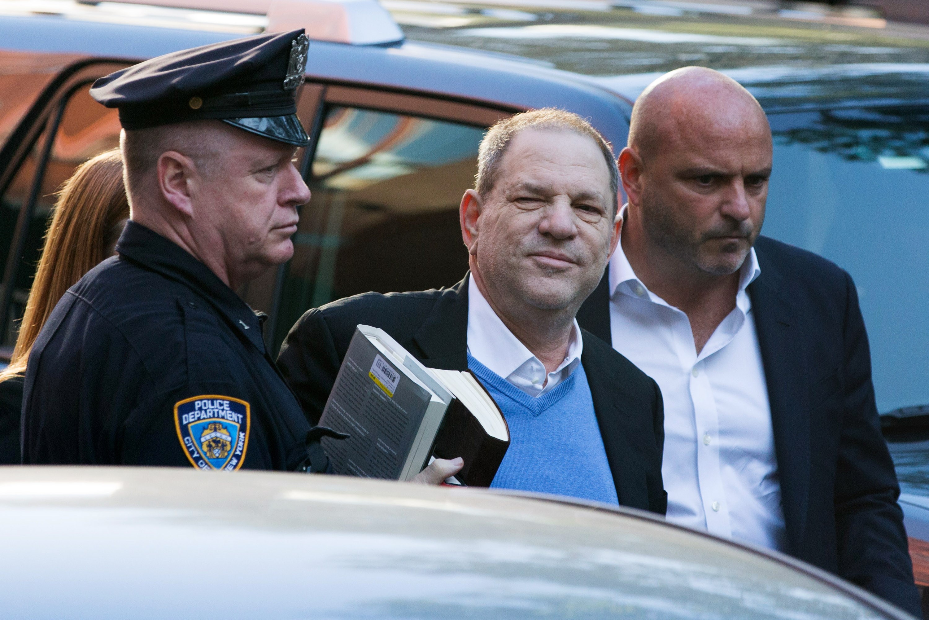 Harvey Weinstein se entregó a la policía de Nueva York para enfrentar cargos por agresión sexual. (AFP)