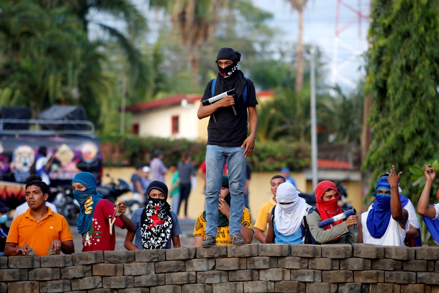 Manifestantes bloquean una carretera durante una protesta contra el gobierno de Daniel Ortega en Nicaragua. (Reuters)