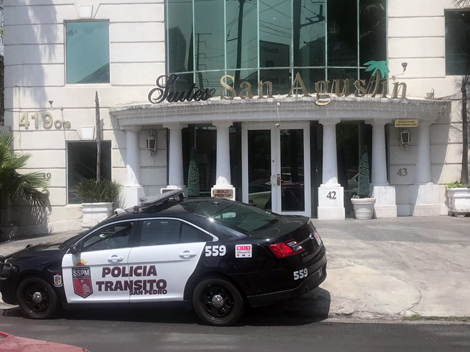 Muerte de hombre en Suites San Agustín, en San Pedro. (Foto: Yadith Valdez)