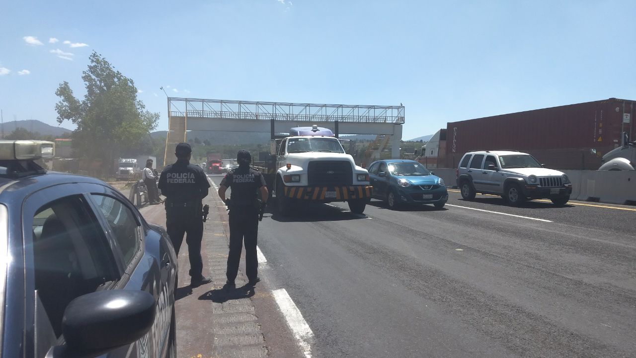 La Policía Federal reabrió la circulación en la autopista México-Puebla y retiró los escombros que obstruían el paso. (Especial)