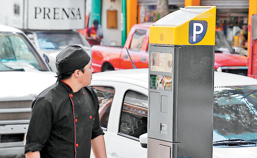 Sistema de estacionamiento en la vía pública. (Octavio Hoyos)