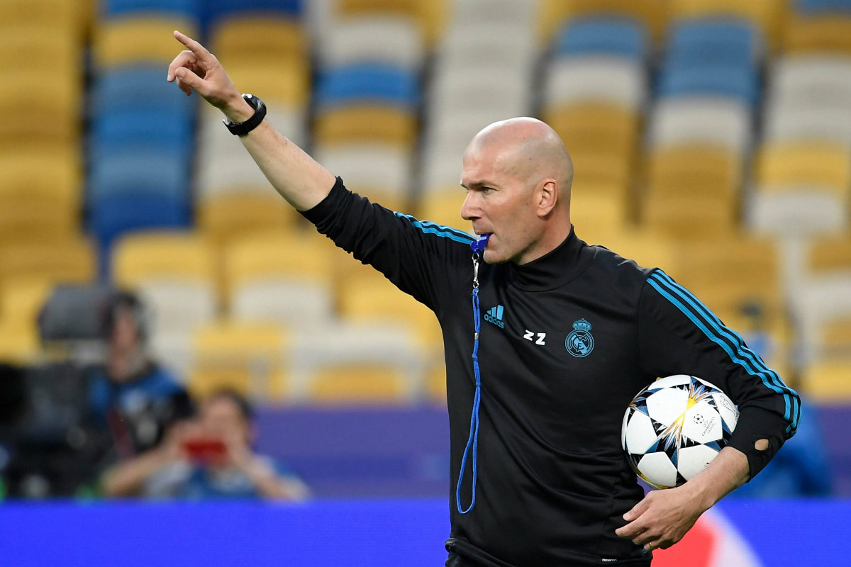 Zinedine Zidane durante el último entrenamiento del Real Madrid previo a la Final de Champions (AFP)