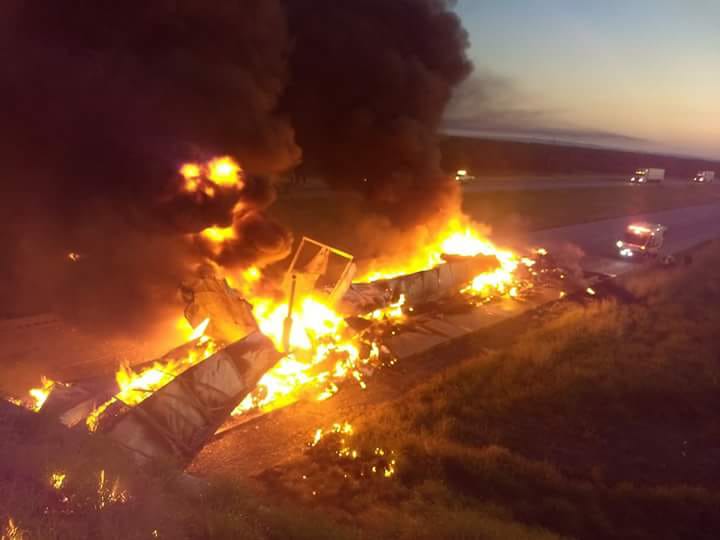 Accidente entre dos tráileres en carretera Monterrey-Nuevo Laredo.
