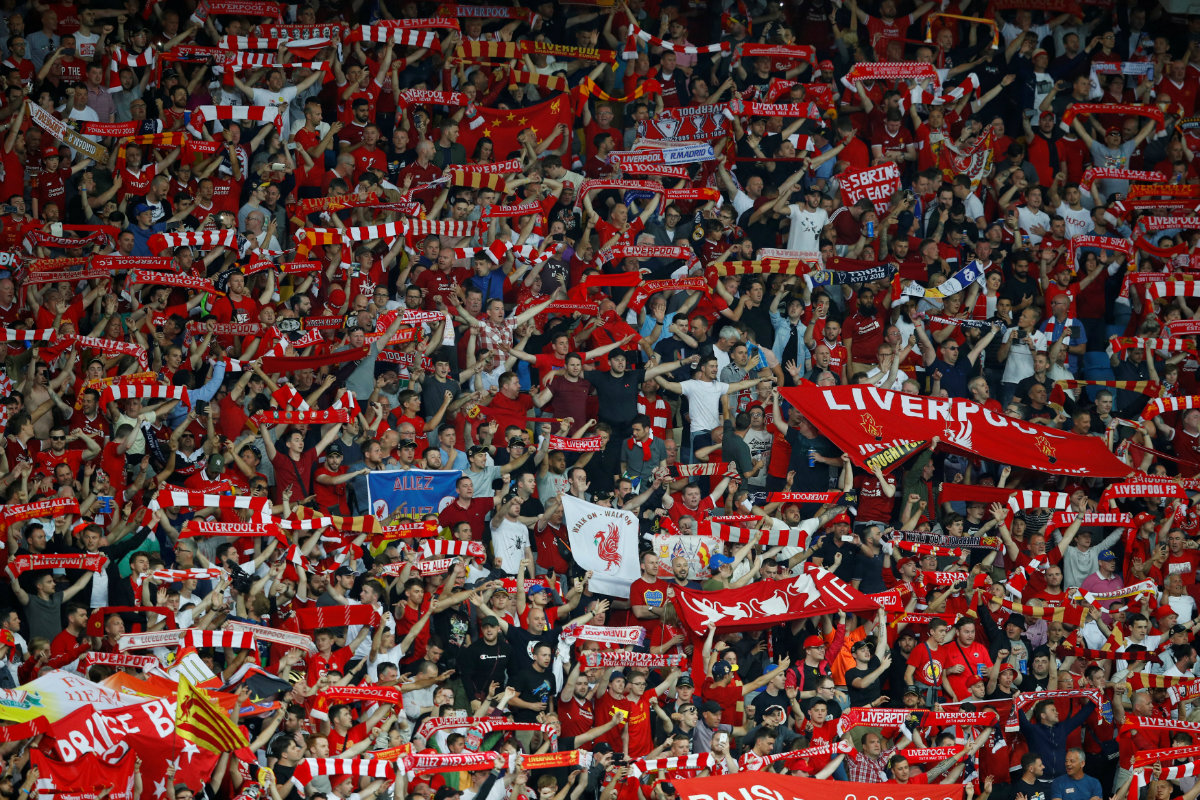 Aficionados del Liverpool cantan "You´ll never walk alone" (Reuters)